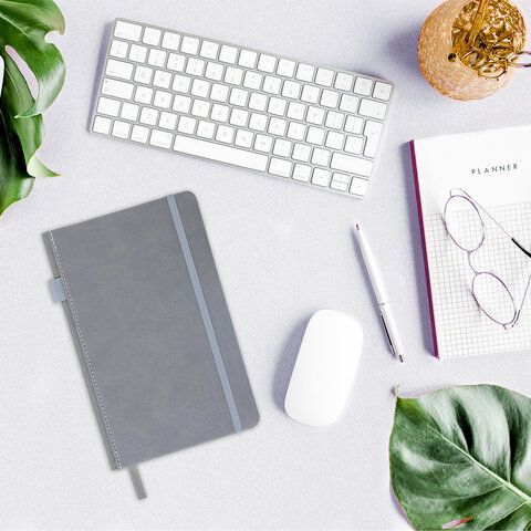 Блокнот А5 135x212мм BRAUBERG "Soft touch" под кожу, резинка, держатель, 80л клетка, серый, 117146