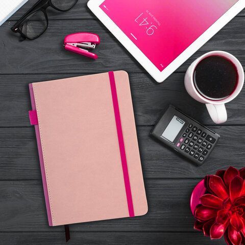 Блокнот А5 135x212мм BRAUBERG &quot;Soft touch&quot; под кожу, резинка, держатель, 80л клетка, красный, 117147