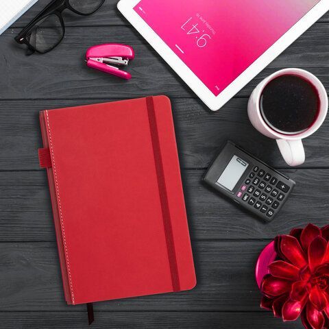 Блокнот А5 135x212мм BRAUBERG "Soft touch" под кожу, резинка, держатель, 80л клетка, розовый, 117148