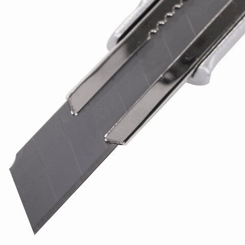 Нож канцелярский 18 мм BRAUBERG &quot;Metallic&quot;, металлический корпус (рифленый), автофиксатор, блистер, 235401